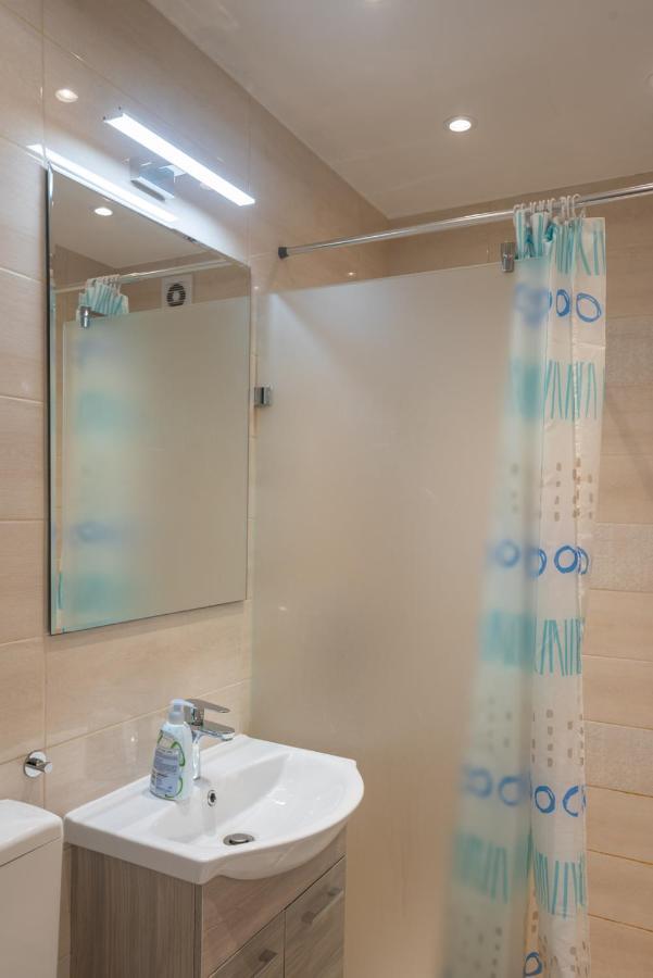 Cozy & Quiet Apartment Near Kiraly Street Free Parking, Ac, Perfect For 4 Guests! ブダペスト エクステリア 写真